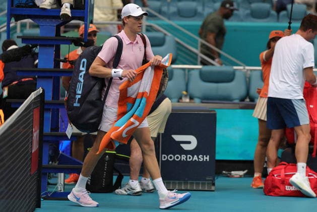 Tennis 2026 Miami Open - Day 12 - Men s Final Jannik Sinner of Italy (L) and Jiri Lehecka of the Czech Republic (R) prepare to walk off court as the match is suspended due to the rain during the Men™s Final match at the 2026 Miami Open tennis tournament in Miami, Florida, USA, 29 March 2026. MIAMI FLORIDA United States  Copyright: xCRISTOBALxHERRERA-ULASHKEVICHx