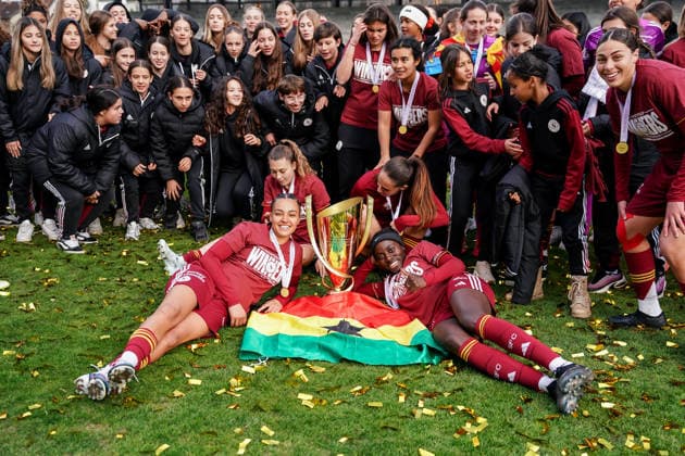 Switzerland AXA Womens Cup Final 2025 26, BSC YB Women vs Servette FC Chenois Feminin Schützenwiese, Winterthur Players of Servette celebrate their victory and pose with the trophy Copyright: xDanielaxPorcellix