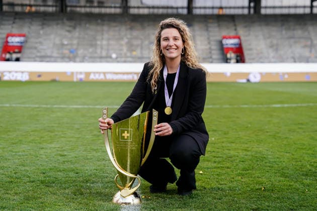 Switzerland AXA Womens Cup Final 2025 26, BSC YB Frauen vs Servette FC Chenois Feminin Schützenwiese, Winterthur Players of Servette celebrate their victory and pose with the trophy Marta Peiro Copyright: xDanielaxPorcellix