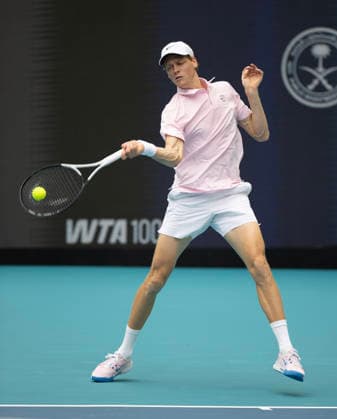 March 29, 2026, Miami Gardens, Fl, United States: MIAMI GARDENS, FL - MARCH 29: Jannik Sinner hits the ball against Jiri Lehecka in the finals during the Miami Open at Hard Rock Stadium on March 29, 2026 in Miami Gardens, Florida. Miami Gardens United States - ZUMAt139 20260329_aaa_t139_037 Copyright: xMichaelxPimentel IsixPhotosx