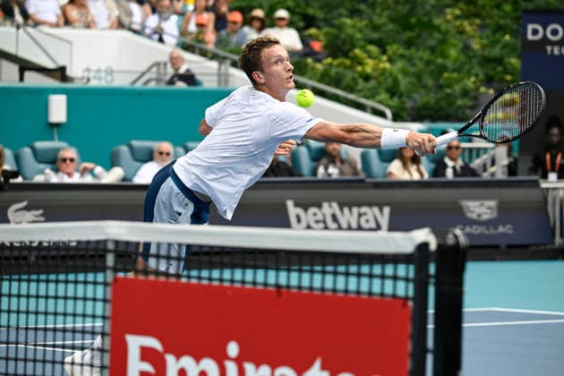 MIAMI GARDENS, FL - MARCH 29: Jiri Lehecka of the Czech Republic returns a shot to Jannik Sinner of Italy during the men s singles final tennis match at the Miami Open on March 29, 2026, at Hard Rock Stadium in Miami Gardens, Florida. (Photo by Michele Eve Sandberg Icon Sportswire) TENNIS: MAR 29 Miami Open EDITORIAL USE ONLY Icon2603290889