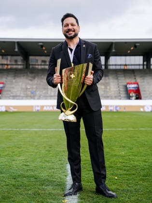 Switzerland AXA Womens Cup Final 2025 26, BSC YB Women vs Servette FC Chenois Feminin Schützenwiese, Winterthur Players of Servette celebrate their victory and pose with the trophy Servette President Yoann Brigante Copyright: xDanielaxPorcellix