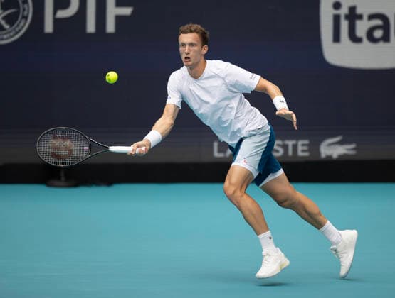 March 29, 2026, Miami Gardens, Fl, United States: MIAMI GARDENS, FL - MARCH 29: Jiri Lehecka hits the ball against Jannik Sinner in the finals during the Miami Open at Hard Rock Stadium on March 29, 2026 in Miami Gardens, Florida. Miami Gardens United States - ZUMAt139 20260329_aaa_t139_033 Copyright: xMichaelxPimentel IsixPhotosx