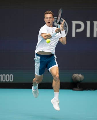 March 29, 2026, Miami Gardens, Fl, United States: MIAMI GARDENS, FL - MARCH 29: Jiri Lehecka hits the ball against Jannik Sinner in the finals during the Miami Open at Hard Rock Stadium on March 29, 2026 in Miami Gardens, Florida. Miami Gardens United States - ZUMAt139 20260329_aaa_t139_031 Copyright: xMichaelxPimentel IsixPhotosx