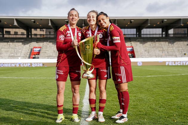 Switzerland AXA Womens Cup Final 2025 26, BSC YB Women vs Servette FC Chenois Feminin Schützenwiese, Winterthur Players of Servette celebrate their victory and pose with the trophy Paula Serrano 19 Servette Elodie Nakkach 66 Servette Daïna Bourma Daina Bourma 3 Servette Copyright: xDanielaxPorcellix