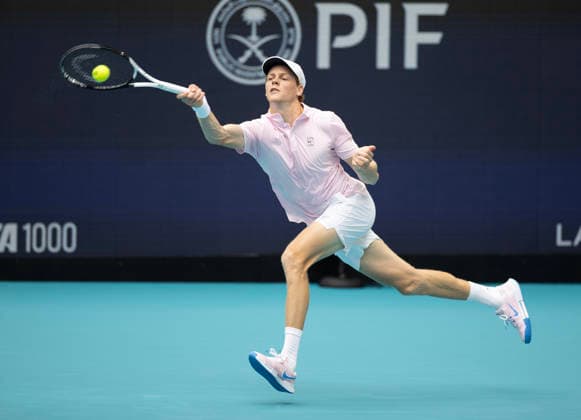 March 29, 2026, Miami Gardens, Fl, United States: MIAMI GARDENS, FL - MARCH 29: Jannik Sinner hits the ball against Jiri Lehecka in the finals during the Miami Open at Hard Rock Stadium on March 29, 2026 in Miami Gardens, Florida. Miami Open  - ZUMAt139 20260329_aaa_t139_008 Copyright: xMichaelxPimentel IsixPhotosx