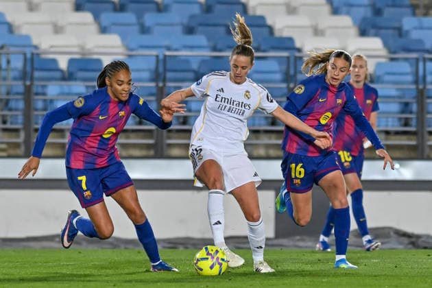 March 30, 2026, Madrid, Madrid, Spain: SALMA PARALLUELO AYINGONO of FC Barcelona, Barca Femenino disputes a ball SANDIE TOLETTI of Real Madrid Femenino CF during the Spanish Women League, Liga F, football match played between REAL MADRID 0 Vs FC BARCELONA 3 at Alfredo Di Stefano stadium on march 29, 2026, in Valdebebas, Madrid, Spain. Madrid Spain - ZUMAc312 20260330_zsp_c312_020 Copyright: xOscarxManuelxSanchezx
