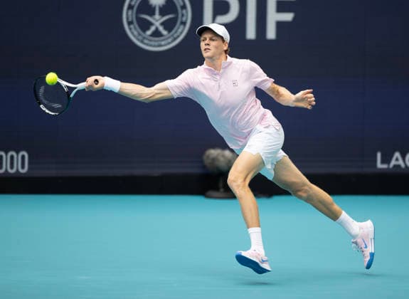 March 29, 2026, Miami Gardens, Fl, United States: MIAMI GARDENS, FL - MARCH 29: Jannik Sinner hits the ball against Jiri Lehecka in the finals during the Miami Open at Hard Rock Stadium on March 29, 2026 in Miami Gardens, Florida. Miami Gardens United States - ZUMAt139 20260329_aaa_t139_011 Copyright: xMichaelxPimentel IsixPhotosx
