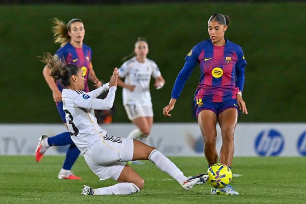 March 29, 2026, Madrid, Madrid, Spain: MAELLE LAKRAR of Real Madrid Femenino CF fouled the player SYDNEY SCHERTENLEIB of FC Barcelona, Barca Femenino during the Spanish Women League, Liga F, football match played between REAL MADRID 0 Vs FC BARCELONA 3 at Alfredo Di Stefano stadium on march 29, 2026, in Valdebebas, Madrid, Spain. Madrid Spain - ZUMAc312 20260329_zsp_c312_037 Copyright: xOscarxManuelxSanchezx