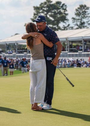 HOUSTON, TX - MARCH 29: (left to right) Wife Gabby Woodland hugs her husband Gary Woodland (USA) after his victory during the final round of the Texas Children s Houston Open on March 29, 2026, at Memorial Park Golf Course, Houston, Texas(Photo by Leslie Plaza Johnson Icon Sportswire) GOLF: MAR 29 PGA, Golf Herren Texas Children s Houston Open EDITORIAL USE ONLY Icon2603291124