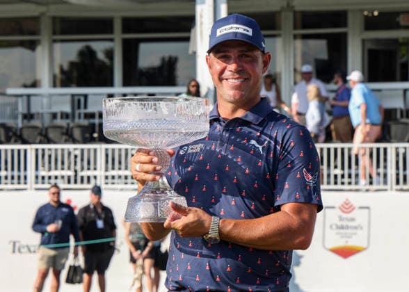 HOUSTON, TX - MARCH 29: Gary Woodland (USA) holds the winner™s trophy during the final round of the Texas Children s Houston Open on March 29, 2026, at Memorial Park Golf Course, Houston, Texas(Photo by Leslie Plaza Johnson Icon Sportswire) GOLF: MAR 29 PGA, Golf Herren Texas Children s Houston Open EDITORIAL USE ONLY Icon2603291244