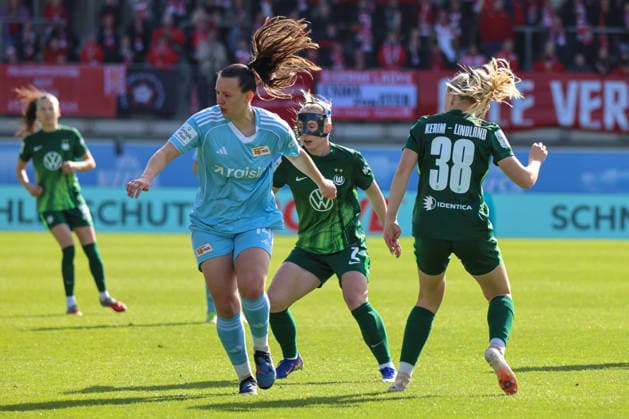 Wolfsburg, Germany 29 March 2026 1 Womens Bundesliga 22 Matchday VfL Wolfsburg vs Union Berlin In the picture from left in the duel Hannah Eurlings Union Berlin , Thea Bjelde VfL and Anny Kerim Lindland VfL Wolfsburg Copyright: HMBxMedia MadeleinexFantini