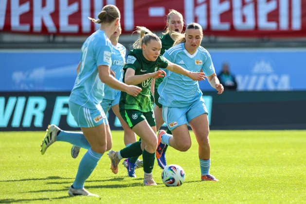 Wolfsburg, Germany 29 March 2026 1 Womens Bundesliga 22 Matchday VfL Wolfsburg vs Union Berlin In the picture from left in the duel Anny Kerim Lindland VfL Wolfsburg and Tanja Pawollek Union Berlin Copyright: HMBxMedia MadeleinexFantini