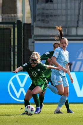 Wolfsburg, Germany 29 March 2026 1 Womens Bundesliga 22 Matchday VfL Wolfsburg vs Union Berlin In the picture from left in the duel Thea Bjelde VfL and Hannah Eurlings Union Berlin Copyright: HMBxMedia MadeleinexFantini