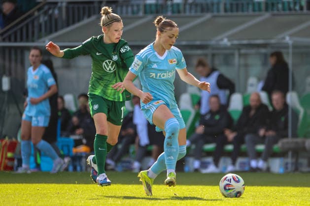 Wolfsburg, Germany 29 March 2026 1 Womens Bundesliga 22 Matchday VfL Wolfsburg vs Union Berlin In the picture from left in the duel Svenja Huth VfL and Lia Kamber Union Berlin Copyright: HMBxMedia MadeleinexFantini