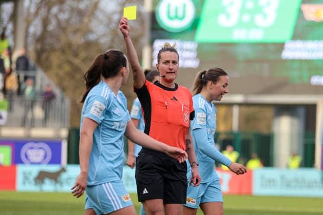 Wolfsburg, Germany 29 March 2026 1 Womens Bundesliga 22 Matchday VfL Wolfsburg vs Union Berlin Pictured from left Hannah Eurlings Union Berlin is shown a yellow card by referee Anna Lena Heidenreich Germany Copyright: HMBxMedia MadeleinexFantini