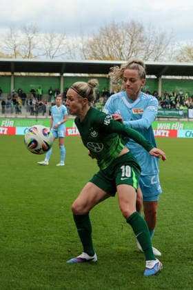 Wolfsburg, Germany 29 March 2026 1 Womens Bundesliga 22 Matchday VfL Wolfsburg vs Union Berlin In the picture from left in the duel Svenja Huth VfL and Jenny Hipp Union Berlin Copyright: HMBxMedia MadeleinexFantini
