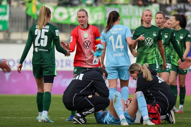 Wolfsburg, Germany 29 March 2026 1 Womens Bundesliga 22 Matchday VfL Wolfsburg vs Union Berlin Pictured from left Vivien Endemann VfL high-fives with goalkeeper Janina Minge VfL , who stood in for goalkeeper Stina Johannes VfL who had to leave the game due to a sending off, after the match Copyright: HMBxMedia MadeleinexFantini