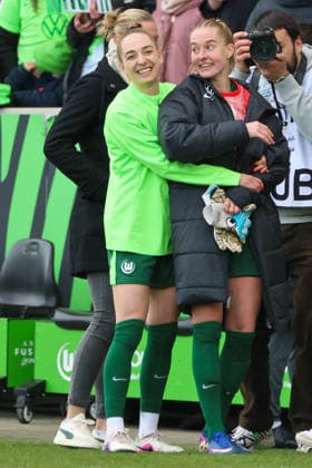 Wolfsburg, Germany 29 March 2026 1 Womens Bundesliga 22 Matchday VfL Wolfsburg vs Union Berlin Pictured from left Sophia Kleinherne VfL and Janina Minge VfL Copyright: HMBxMedia MadeleinexFantini
