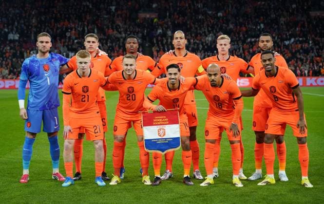 Team Netherlands. Top row L-R) goalkeeper Bart Verbruggen, Micky van de Ven, Denzel Dumfries, Virgil van Dijk, Jan Paul van Hecke , Cody Gakpo Front row (L-R) Kees Smit , Teun Koopmeiners, Tijjani Reijnder, Donyell Malen, Ryan Gravenberch during the International Friendly, Länderspiel, Nationalmannschaft match between Netherlands and Norway at Johan Cruijff Arena on March 27, 2026 in Amsterdam, Netherlands Noxthirdxpartyxsales,xHOLLANDxOUT  aflo_325279150
