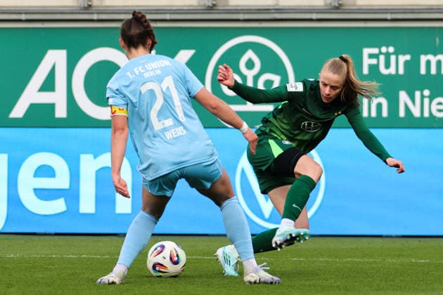 Wolfsburg, Germany 29 March 2026 1 Womens Bundesliga 22 Matchday VfL Wolfsburg vs Union Berlin In the picture from left in a duel Anna Weiß Weiss Union Berlin and Vivien Endemann VfL Copyright: HMBxMedia MadeleinexFantini