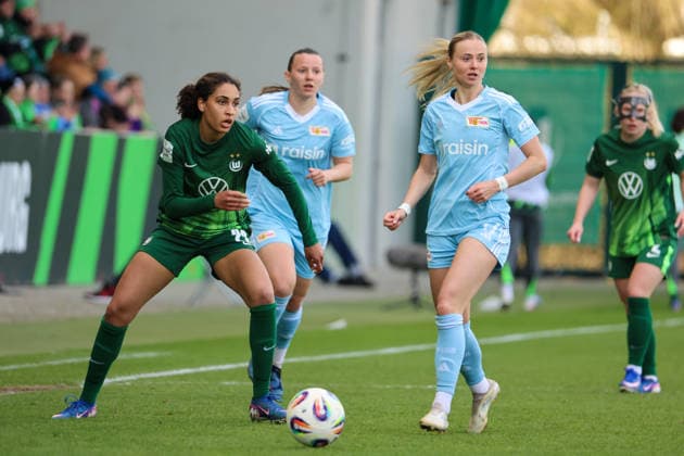 Wolfsburg, Germany 29 March 2026 1 Womens Bundesliga 22 Matchday VfL Wolfsburg vs Union Berlin Pictured from left Cora Zicai VfL and Judith Steinert Union Berlin Copyright: HMBxMedia MadeleinexFantini