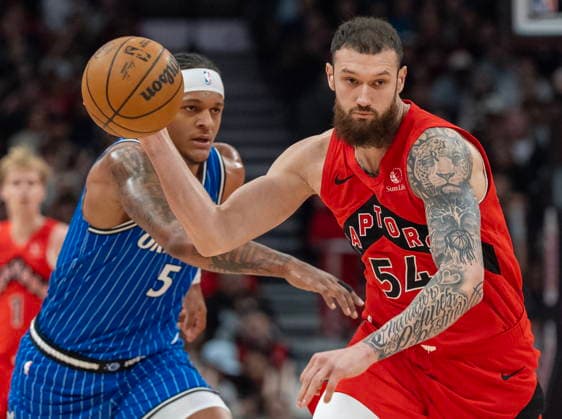 March 29, 2026, Toronto, On, Canada: Toronto Raptors centre Sandro Mamukelashvili (54) steals the ball from Orlando Magic forward Paolo Banchero (5) during first half NBA, Basketball Herren, USA action in Toronto on Sunday, March 29, 2026. Canada News - March 29, 2026  - ZUMAc35_ 20260329_zaf_c35_186 Copyright: xFrankxGunnx