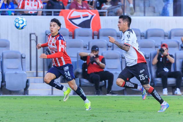 March 29, 2026, Los Angeles, California, USA: Miguel Gomez 24 of the Chivas de Guadalajara receives a pass as Jorge RodroÂ­guez 25 of Atlas FC defends during the Clasico Tapatio game on Sunday March 29, 2026 at the BMO Stadium in Los Angeles, California. Chivas defeats Atlas FC, 1-0. ARIANA RUIZ PI Chivas Defeats Atlas FC, 1-0  - ZUMAp124 20260329_zaa_p124_002 Copyright: xArianaxRuizx
