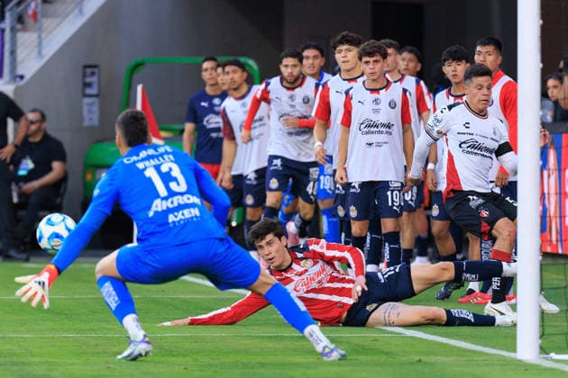 March 29, 2026, Los Angeles, California, USA: Diego Campillo 19 of the Chivas de Guadalajara saves a ball as goalie oscar Whalley 13 dives for it during the Clasico Tapatio game against the Atlas FC on Sunday March 29, 2026 at the BMO Stadium in Los Angeles, California. Chivas defeat Atlas FC, 1-0. JAVIER ROJAS PI Chivas Defeat Atlas FC, 1-0  - ZUMAp124 20260329_zaa_p124_029 Copyright: xJavierxRojasx