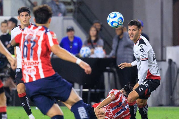 March 29, 2026, Los Angeles, California, USA: Rober 44 of the Atlas FC defends against Ricardo MaroÂ­n 17 of the Chivas de Guadalajara during the Clasico Tapatio game on Sunday March 29, 2026 at the BMO Stadium in Los Angeles, California. Chivas defeat Atlas FC, 1-0. JAVIER ROJAS PI Chivas Defeat Atlas FC, 1-0  - ZUMAp124 20260329_zaa_p124_037 Copyright: xJavierxRojasx