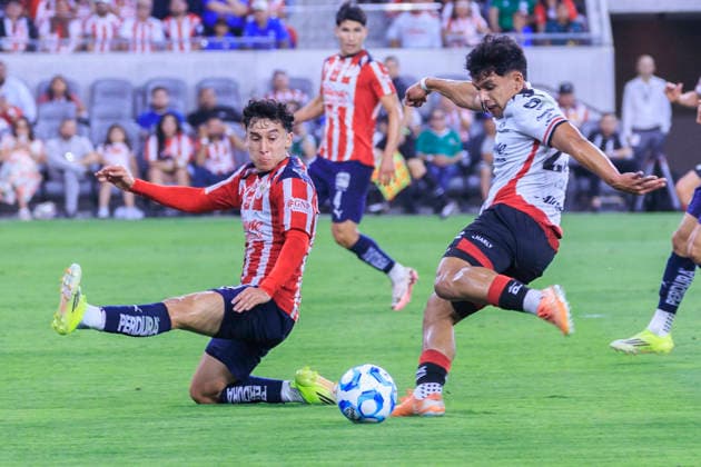 March 29, 2026, Los Angeles, California, USA: Manuel Capasso 28 of the Atlas FC makes a goal attempt as Miguel GoÂ³mez 24 of the Chivas de Guadalajara defends during the Clasico Tapatio game on Sunday March 29, 2026 at the BMO Stadium in Los Angeles, California. Chivas defeats Atlas FC, 1-0. ARIANA RUIZ PI Chivas Defeats Atlas FC, 1-0  - ZUMAp124 20260329_zaa_p124_055 Copyright: xArianaxRuizx