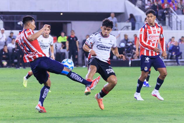 March 29, 2026, Los Angeles, California, USA: Daniel Aguirre 23 of the Chivas de Guadalajara passes the ball as JesoÂºs Guillo n 208 of the Atlas FC defends during the Clasico Tapatio game on Sunday March 29, 2026 at the BMO Stadium in Los Angeles, California. Chivas defeats Atlas FC, 1-0. ARIANA RUIZ PI Chivas Defeats Atlas FC, 1-0  - ZUMAp124 20260329_zaa_p124_059 Copyright: xArianaxRuizx