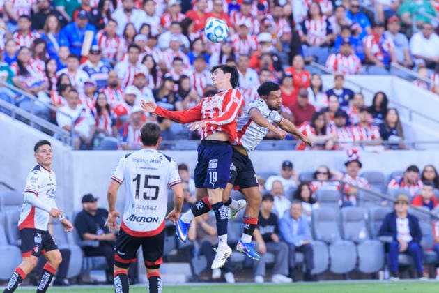 March 29, 2026, Los Angeles, California, USA: Diego Campillo 19 of the Chivas de Guadalajara and Eduardo Aguirre 19 of the Atlas FC head the ball during the Clasico Tapatio game on Sunday March 29, 2026 at the BMO Stadium in Los Angeles, California. Chivas defeats Atlas FC, 1-0. ARIANA RUIZ PI Los Angeles USA - ZUMAp124 20260329_zaa_p124_052 Copyright: xArianaxRuizx