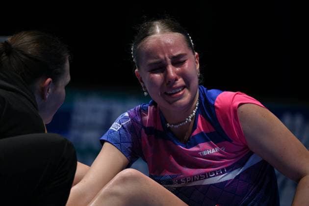 (260330) -- MACAO, March 30, 2026 -- Annett Kaufmann reacts after getting injured during the women s singles group 5 match between Annett Kaufmann of Germany and Hayata Hina of Japan at the ITTF Men s and Women s World Cup 2026 in Macao, China, March 30, 2026. ) (SP)CHINA-MACAO Table tennis, Tischtennis ITTF-WORLD CUP 2026-WOMEN S SINGLES (CN) YuxYang 