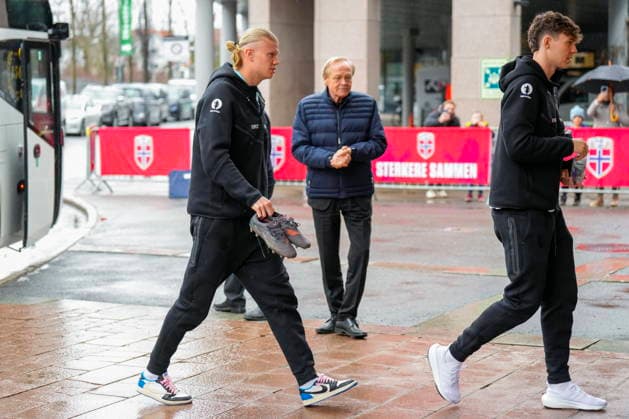 Soccer International Friendlies MD-1 - Norway Norwegian national soccer team players Erling Braut Haaland (L) and Jorgen Strand Larsen arrive before a press conference, PK, Pressekonferenz and training with the Norwegian men s national team, Nationalteam at Ullevaal Stadium in Oslo, Norway, 30 March 2026. Norway is facing Switzerland in a friendly interantional on 31 March in Oslo. Oslo Norway  Copyright: xFREDRIKxVARFJELLx