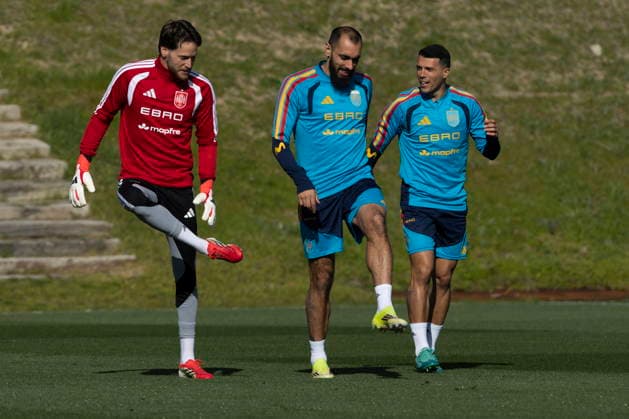 Spanish national team, Nationalteam training session Spain national team players Alex Remiro (L), Borja Iglesias (C) and Pedro Porro attend the training session at the Soccer City of Las Rozas, Madrid, Spain, 30 March 2026. Spain will face Egypt in a friendly match on 31 March. LAS ROZAS (Madrid) Spain  Copyright: xSERGIOxPEREZx