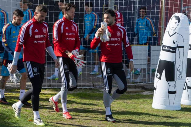 Spanish national team, Nationalteam training session Spain national team goalkeepers Unai Simon (L) Alex Remiro and David Raya attend the training session at the Soccer City of Las Rozas, Madrid, Spain, 30 March 2026. Spain will face Egypt in a friendly match on 31 March. LAS ROZAS (Madrid) Spain  Copyright: xSERGIOxPEREZx