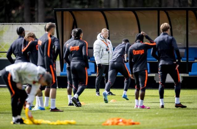 ZEIST - National coach Ronald Koeman during a training session of the Dutch national team, Nationalteam in the run-up to a friendly match against Ecuador. KOEN VAN WEEL ANP xVIxANPxSportx xxANPxIVx 554727483 originalFilename: 554727483.jpg
