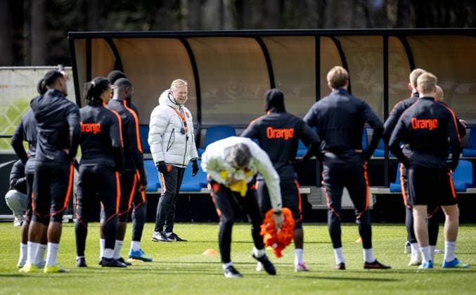 ZEIST - National coach Ronald Koeman during a training session of the Dutch national team, Nationalteam in the run-up to a friendly match against Ecuador. KOEN VAN WEEL ANP xVIxANPxSportx xxANPxIVx 554727492 originalFilename: 554727492.jpg