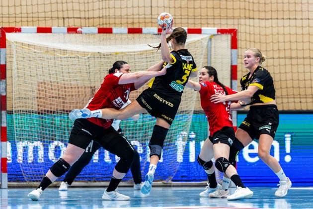29 03 2026, GER, Handball, Women, Season 2025 2026, EHF European League, Quarter-finals, Thueringer HC Nykobing Falster Handbold Clara Ronde Haugaard Bang Nykobing Falster Handbold , Josefine Hanfland Thueringer HC,57 99947 Bad Langensalza Salza Halle Sporthalle Mehrz Thüringen Germany