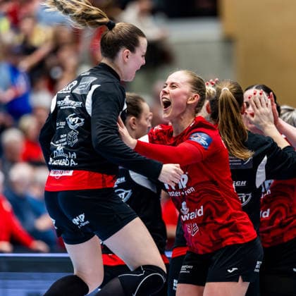 29 03 2026, GER, Handball, Women, Season 2025 2026, EHF European League, Quarter-finals, Thueringer HC Nykobing Falster Handbold exuberant jubilation at the team of Thueringer HC, with Anna Szabo Thueringer HC,26 , Rikke Hoffbeck Petersen Thueringer HC,22 99947 Bad Langensalza Salza Halle Sporthalle Mehrz Thüringen Germany