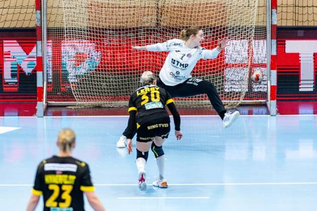 29 03 2026, GER, Handball, Women, Season 2025 2026, EHF European League, Quarter-finals, Thueringer HC Nykobing Falster Handbold Clara Lerby Nykobing Falster Handbold , Christina Loevgren Hallberg Thueringer HC,1 99947 Bad Langensalza Salza Halle Sporthalle Mehrz Thüringen Germany