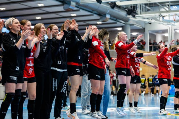29 03 2026, GER, Handball, Women, Season 2025 2026, EHF European League, Quarter-finals, Thueringer HC Nykobing Falster Handbold the team of Thueringer HC celebrates together with the fans spectators, with in the picture Rikke Hoffbeck Petersen Thueringer HC,22 , Anika Niederwieser Thueringer HC,14 , Johanna Reichert Thueringer HC,29 , 99947 Bad Langensalza Salza Halle Sporthalle Mehrz Thüringen Germany