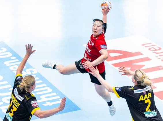 29 03 2026, GER, Handball, Women, Season 2025 2026, EHF European League, Quarter-finals, Thueringer HC Nykobing Falster Handbold Nanna Hinnerfeldt Andersen Nykobing Falster Handbold , Natsuki Aizawa Thueringer HC,23 , Caroline Aar Jakobsen Nykobing Falster Handbold 99947 Bad Langensalza Salza Halle Sporthalle Mehrz Thüringen Germany