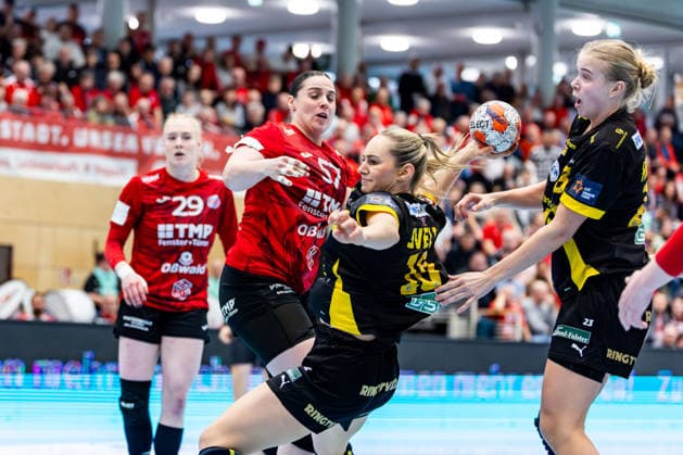 29 03 2026, GER, Handball, Women, Season 2025 2026, EHF European League, Quarter-finals, Thueringer HC Nykobing Falster Handbold Josefine Hanfland Thueringer HC,57 , Mia Solberg Svele Nykobing Falster Handbold 99947 Bad Langensalza Salza Halle Sporthalle Mehrz Thüringen Germany