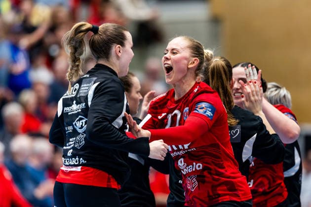 29 03 2026, GER, Handball, Women, Season 2025 2026, EHF European League, Quarter-finals, Thueringer HC Nykobing Falster Handbold exuberant jubilation among the Thueringer HC team, with Anna Szabo Thueringer HC,26 , Rikke Hoffbeck Petersen Thueringer HC,22 99947 Bad Langensalza Salza Halle Sporthalle Mehrz Thüringen Germany