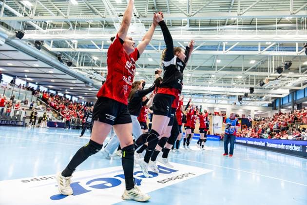 29 03 2026, GER, Handball, Women, Season 2025 2026, EHF European League, Quarter-finals, Thueringer HC Nykobing Falster Handbold the team of Thueringer HC celebrates together with the fans spectators, with in the picture Anna Szabo Thueringer HC,26 99947 Bad Langensalza Salza Halle Sporthalle Mehrz Thüringen Germany