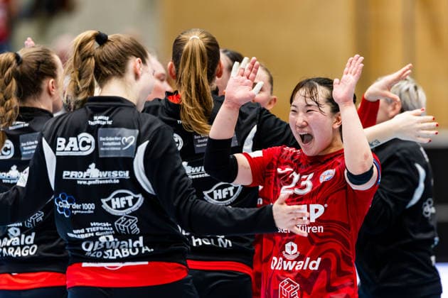 29 03 2026, GER, Handball, Women, Season 2025 2026, EHF European League, Quarter-finals, Thueringer HC Nykobing Falster Handbold Natsuki Aizawa Thueringer HC,23 cheers together with the team 99947 Bad Langensalza Salza Halle Sporthalle Mehrz Thüringen Germany