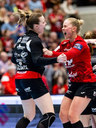 29 03 2026, GER, Handball, Women, Season 2025 2026, EHF European League, Quarter-finals, Thueringer HC Nykobing Falster Handbold Anna Szabo Thueringer HC,26 cheers together with Rikke Hoffbeck Petersen Thueringer HC,22 99947 Bad Langensalza Salza Halle Sporthalle Mehrz Thüringen Germany