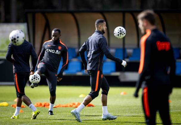 ZEIST - Lutsharel Geertruida and Cody Gakpo during a training session of the Dutch national team, Nationalteam in the run-up to a friendly match against Ecuador. KOEN VAN WEEL ANP xVIxANPxSportx xxANPxIVx 554728473 originalFilename: 554728473.jpg